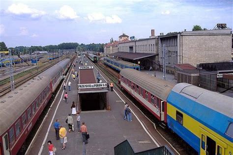 Aktualnie na stacji rzeszów główny powstaje ostatni z trzech peronów z windami i schodami ruchomymi. Podkarpackie. Rozpoczął się remont stacji PKP Rzeszów ...