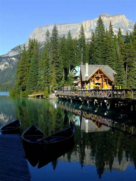 加拿大幽鹤国家公园翡翠湖的木屋高清摄影大图 千库网