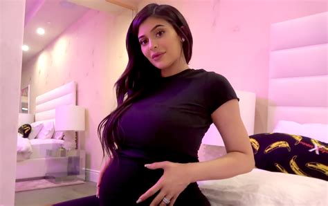 Kylie Jenner Maternity Video Outfits Shop Pjs Dresses Swimsuit