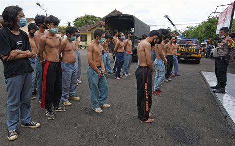 puluhan pelajar ditangkap polisi karena terlibat tawuran di serang