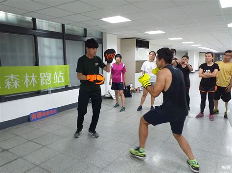 戴上拳擊手套，踏上擂台，拳擊比賽可以讓人加快反應，也可以增加身體柔軟度，十分適合年青男女。 拳擊又名西洋拳，是一個歷史十分悠長的武術運動。 古人原用來自衛，是為人類古時的生存技巧之一。 因此對於想學習自衛術的女孩子，西洋拳也是一不錯的選擇。 絕不收取額外仲介費. 《拳擊》林郁婷專業級講座 最貼近國手的距離 - WOWSight