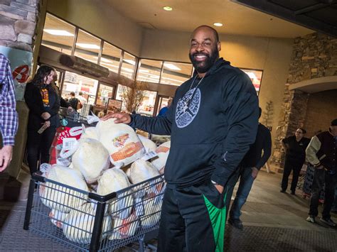 Former Nfl Qb Donovan Mcnabb Spreads Kindness To Families In Need