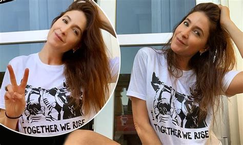 Lisa Snowdon Shares A Very Cheeky Selfie Raise Awareness For Charity Daily Mail Online