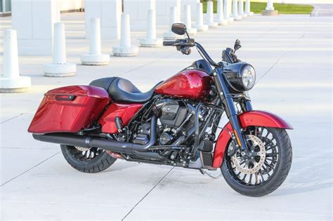 The feature list of road king includes abs, pass switch, street, road, touring riding modes, leg guards and side reflectors in terms of safety. 2017 Harley-Davidson Road King Special | First Ride Review ...