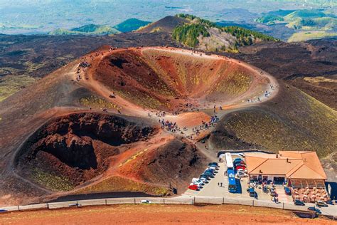 Mount etna is a complex stratovolcano which towers 3340m over the city of catania on the mount etna volcano is a massive volcanic complex with numerous features, testament to its long and varied. De Etna vulkaan bezoeken & beklimmen: alle info + tips (en ...