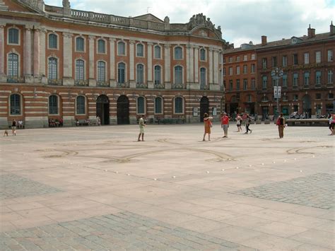 Les Secrets De Toulouse La Croix Occitane De La Place Du Capitole
