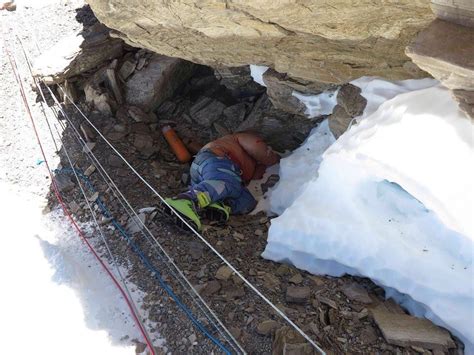 Frozen Human Bodies On Everest Are Used For Finding Directions Now