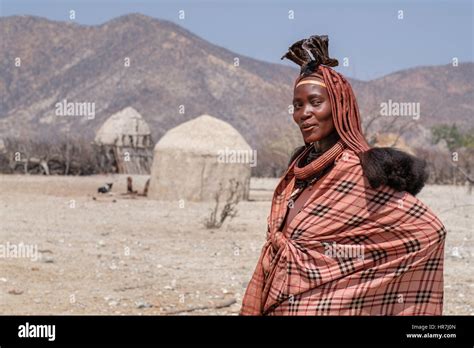 Portrait Dune Femme Himba Dans Son Village De Huttes De Boue Himbas