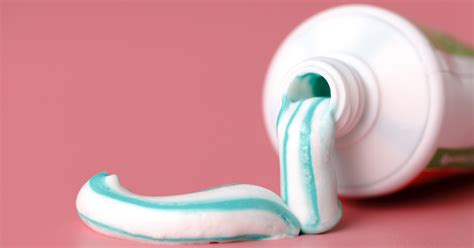 Before using toothpaste to treat a cold sore, apply ice to help diminish the swelling. Toothpaste on Cold Sore