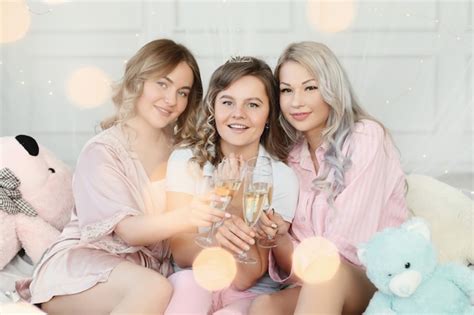 Mujeres Adultas Divertidas Que Tienen Una Fiesta De Pijamas Foto Gratis