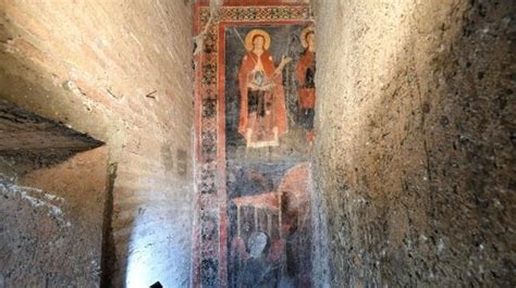 el misterioso fresco medieval oculto tras una pared de una iglesia de roma durante 900 años
