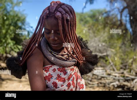 Himba Girl Fotos Und Bildmaterial In Hoher Auflösung Alamy