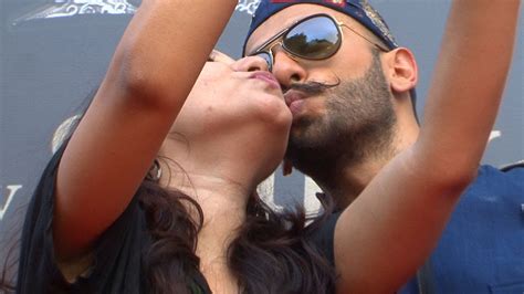 Ranveer Singh Kisses A Random Girl Youtube