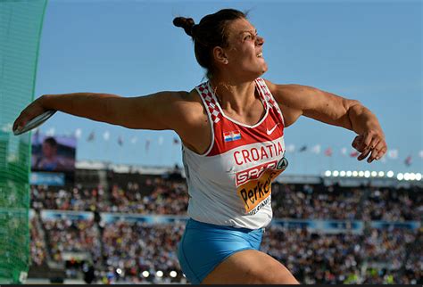 El lanzamiento de disco es una práctica de atletismo, cuyo propósito es el de lanzar un objeto con una medida de 18,2cm. Sandra Perkovic gana oro en lanzamiento de disco femenil ...