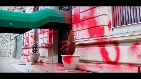Russian Consulate In Nyc Vandalized With Red Paint Youtube