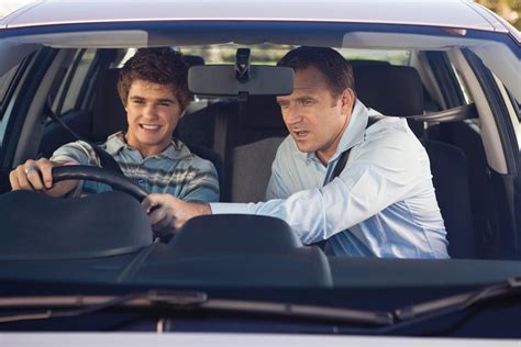 driver instructor provides things that beginners should do when driving