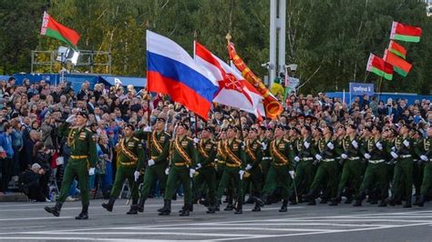 В москве на красной площади состоялся парад победы, в котором приняли участие более 12 тыс. Министр обороны Беларуси посетит парад в Москве