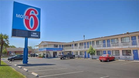 Motel 6 Voluntarily Provided Guest Lists To Ice Lawsuit Alleges