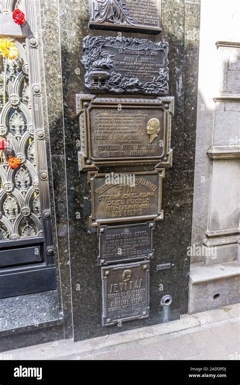 Tumba De Eva Perón Evita En El Cementerio De La Recoleta Junín