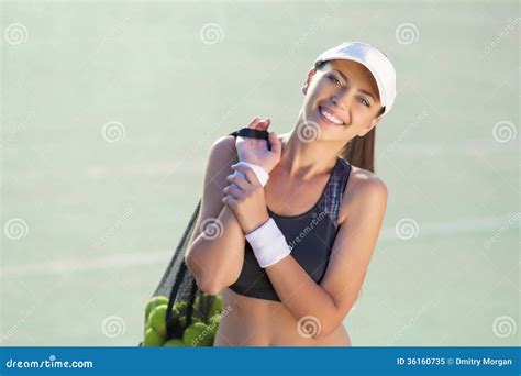 Portret Van Een Professionele Vrouwelijke Tennisatleet Met Tennisbal Stock Afbeelding Image Of