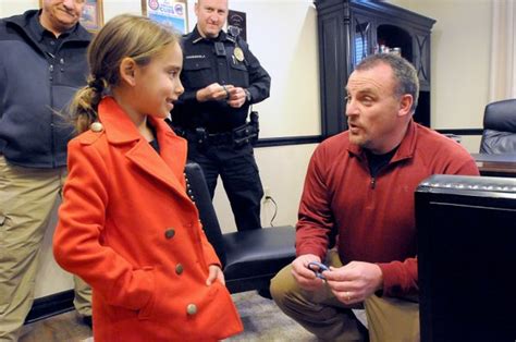 arkansas girl 6 shows appreciation for police officers with visits bracelets the arkansas