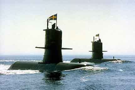 Et helikopter som har vært med i leteaksjonen, har oppdaget oljesøl som kan tyde på at ubåten er skadd. Ubåt