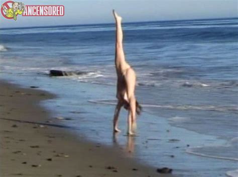 Aimee Sweet Nue Dans Bare Naked Survivor