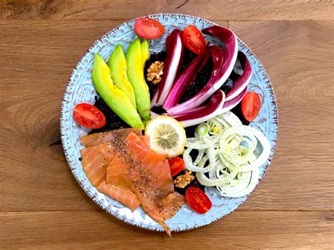 L'insalata di riso selvaggio canadese con salmone avocado e frutta secca è una preparazione salutare e molto originale. Insalata di riso Venere fredda con salmone e verdure