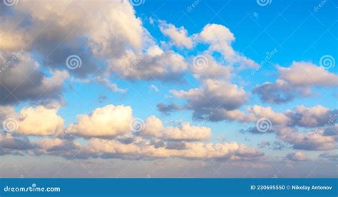 Fondo Cielo Azul Con Nubes Puede Utilizarse Como Fondo Natural Foto De