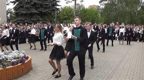 Она вместе с одноклассниками спрыгнула из окна. Казань, Гимназия 122, 1 сентября 2018 - YouTube