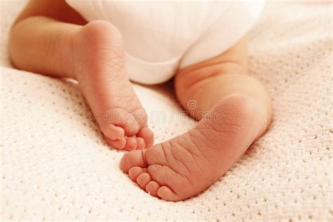 Pies Un Pequeño Bebé Recién Nacido Lindo Foto De Archivo Imagen De