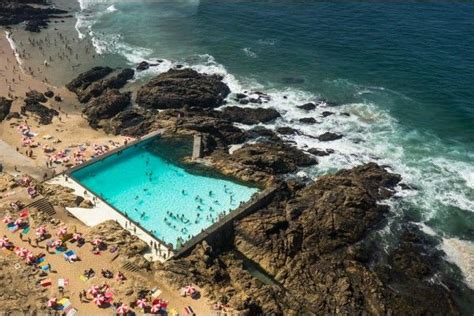 Conjunto de piscinas de água salgada, localizadas na marginal de leça da palmeira, e com um enquadramento perfeito na paisagem, as piscinas das marés são fruto da genialidade de siza vieira. Leça da Palmeira Swimming Pool by Alvaro Siza Vieira Joao ...
