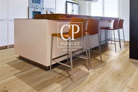 La scelta di posare il parquet in cucina può essere legata sia ad un fattore estetico per il fatto di voler ottenere un locale avvolgente, caldo e familiare, oppure potrebbe essere una scelta vincolata allo spazio che si ha a disposizione; Utilizzare il parquet in cucina e in bagno | MAM Ceramiche