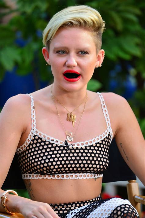 Celebrities Without Teeth And Eyebrows These Are