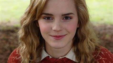 1366x768 Emma Watson Smile Red Look 1366x768 Resolution