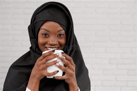 Jeune Femme Musulmane Africaine Dans Le Hijab Noir Tenant La Tasse