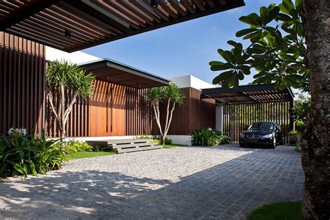 Central Courtyard Home Creates An Oasis For Light And Air