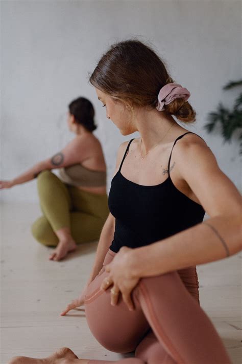 The Benefits Of Doing Yoga Twists In 2021 Yoga Twist Poses Yoga Photoshoot Yoga Pictures
