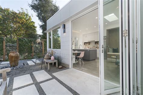 Oakland has a total population of 390724 over a land mass of 55.79 square miles. Spacious & Modern ADU | Modern pool house, Backyard ...
