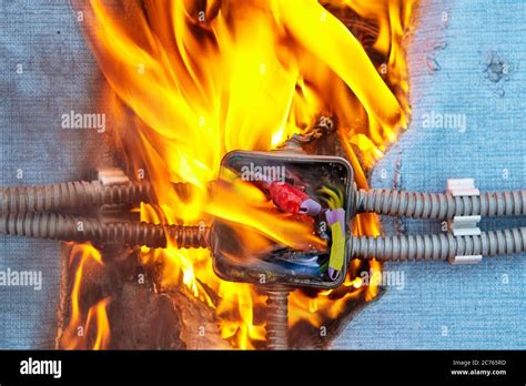 Incendio Eléctrico Causado Por Un Cortocircuito En La Red Eléctrica