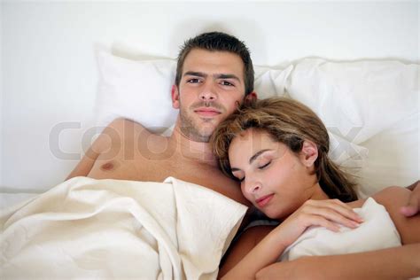 Junges Paar Im Bett Umarmt Stock Bild Colourbox