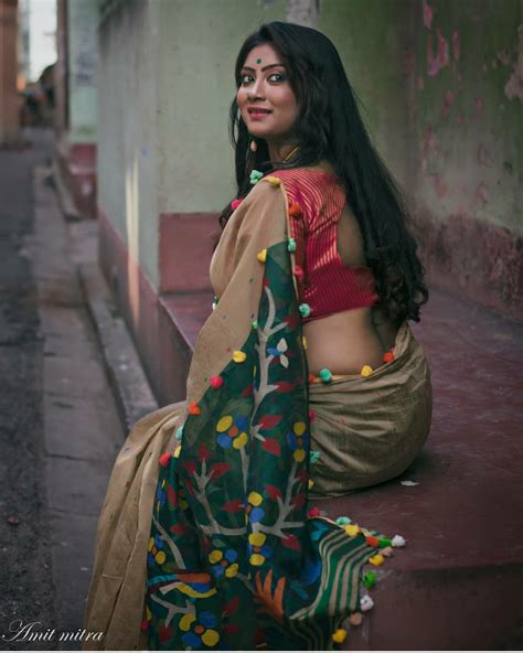 Extremely Stunning Bengali Model In Saree