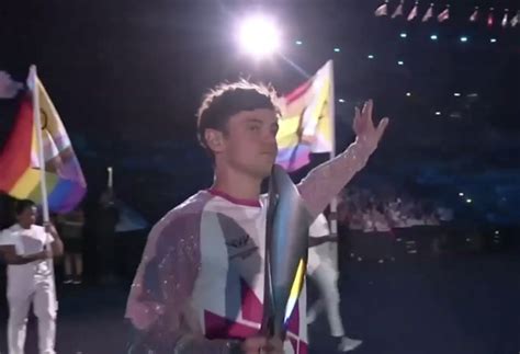 Watch Tom Daley Umringt Von Progress Pride Flags Bei Commonwealth Games Opening — Gaych