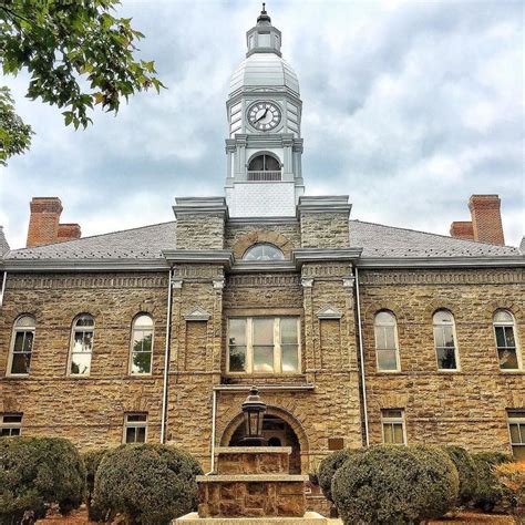 The Pulaski County Courthouse Is A Historic Courthouse Located In