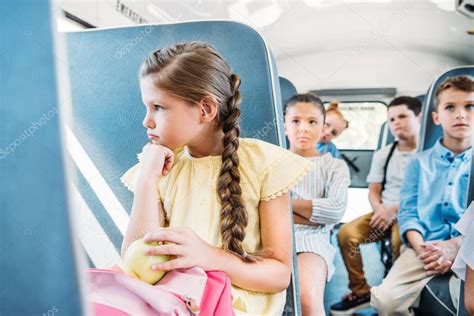 Triste Colegiala Montado En El Autobús Escolar Con Sus Compañeros De