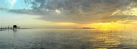 Les anciennes carrières de crazannes offrent un paysage surprenant composé d'abrupts de pierre et de gorges étroites. Carrelet et coucher de soleil jaune Paysage-mer-océan ...