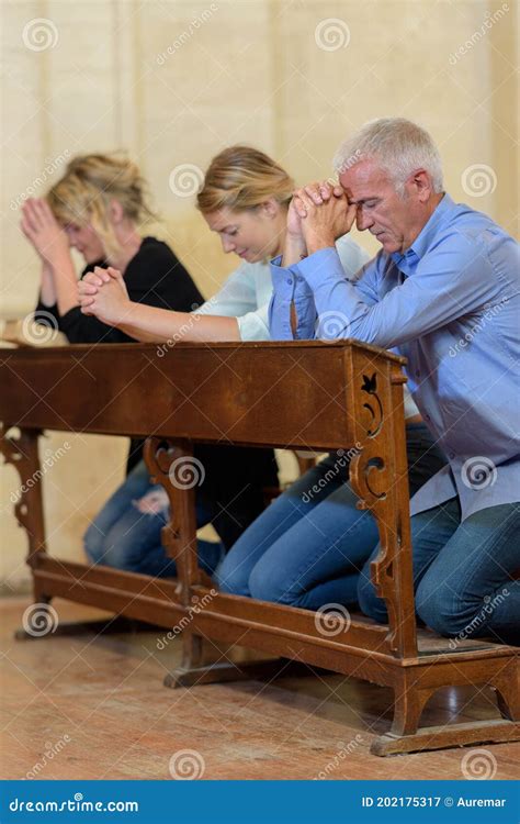 Gente Rezando En La Iglesia Imagen De Archivo Imagen De Familia