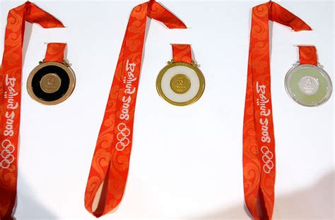Foram 303 finais disputadas em 26 esportes. Organização recebe as medalhas olímpicas | Pequim 2008 ...