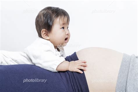 お母さんの妊娠した大きなお腹に乗る赤ちゃん 家族 妊娠 子供 赤ちゃん 年子イメージ 写真素材 [ 5822975 ] フォトライブラリー photolibrary