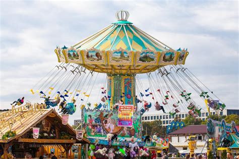 Video i 4k og hd klar til næsten enhver nle nu. München, Tyskland - 2019, 24 September: Besökare Från Hela ...
